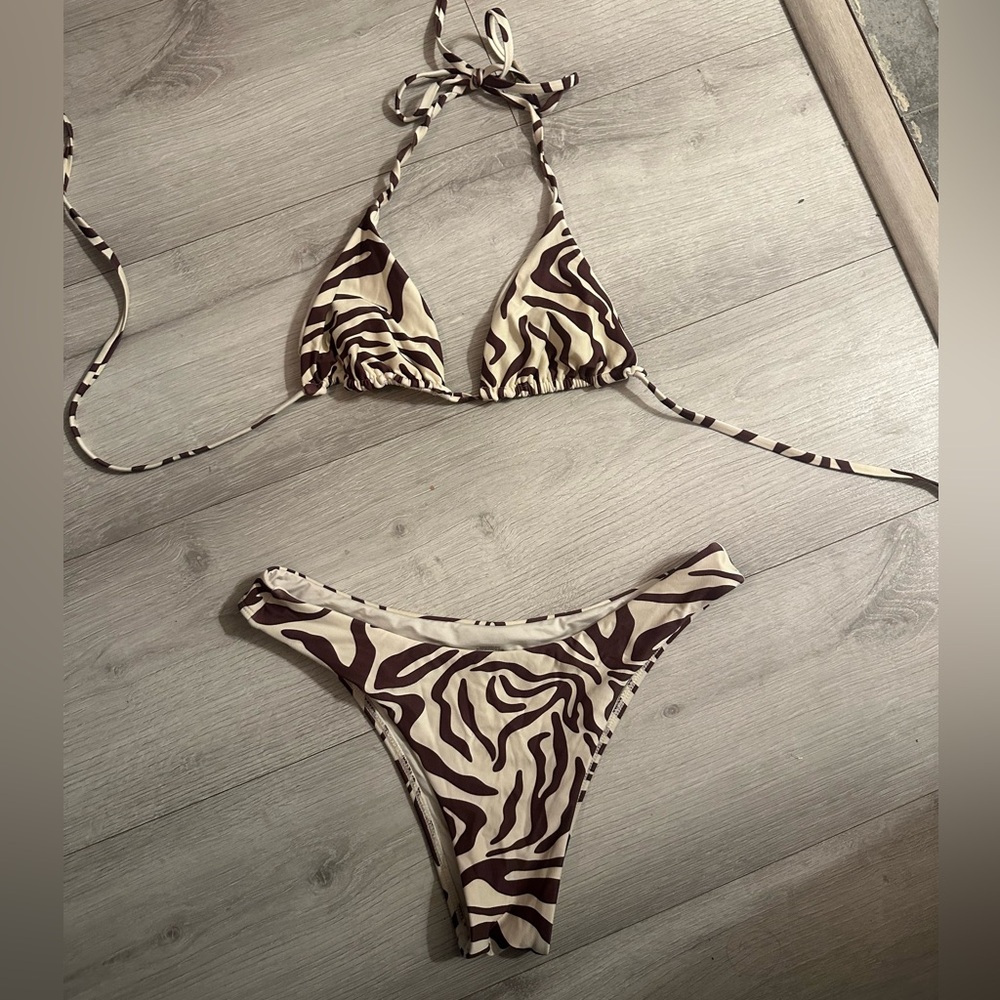Monday swimwear Palma top S Byron bottom M in Zebra